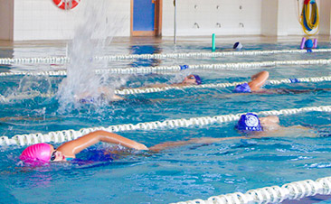 Nadadores en piscina