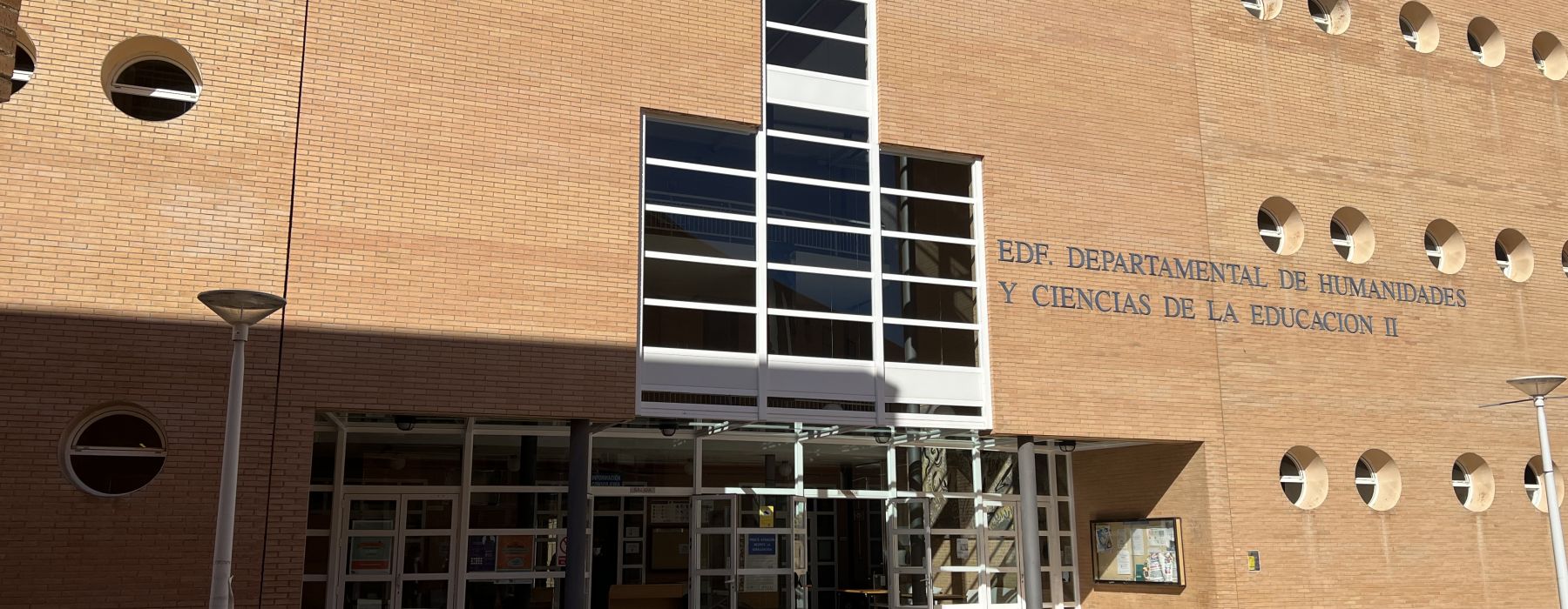 Estimado/a estudiante de la Facultad de Humanidades,

Es un placer darle la  bienvenida a la Facultad de Humanidades. Este es un momento muy especial al iniciar una nueva etapa en su vida académica, y estamos encantados de acompañarlos en este camino.